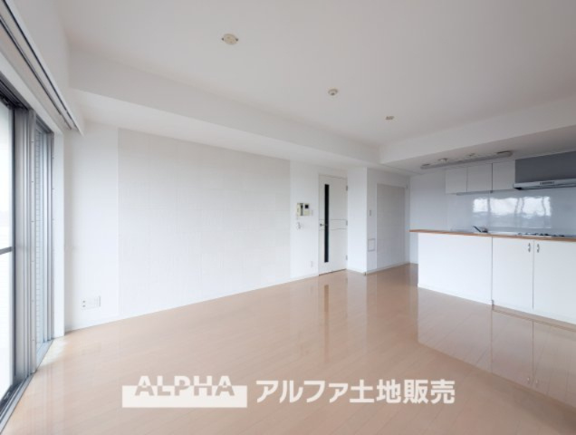 ワイズユウラク立川弐番館の居間・リビング|【Space of cure】
◆癒しの空間◆室内構成に拘り採光とセンスを散りばめた空間。それは『柔らかさ』に似た素敵な居場所。そこに暮らす人のことを考えつくり出したものは『癒し』という心地よい居場所