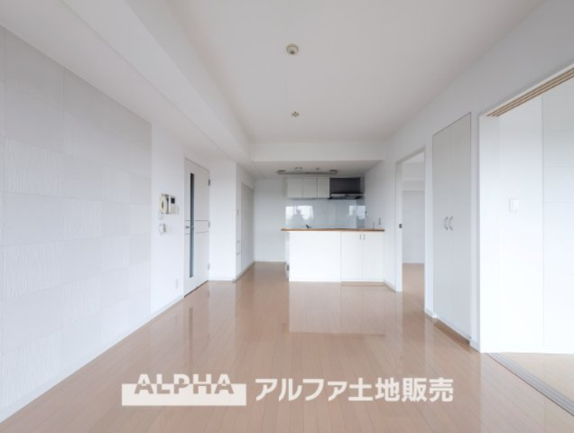 ワイズユウラク立川弐番館のキッチン|【Happy circle Kitchen】
◆団欒キッチン◆対面のキッチンからは家族の団欒が飛び交い明るい陽射しを浴びながらの朝食はまるでドラマのワンシーンみたい。