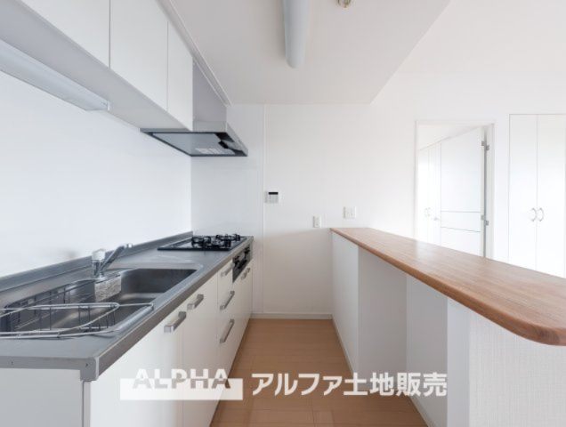 ワイズユウラク立川弐番館のキッチン|【Kitchen counter】
◆カウンターテーブル◆友達を呼んでちょっとしたホームパーティーをする時、作りたての料理を出したい。そんな時カウンターに料理をのせ一緒手伝ってもらう時間も楽しい。