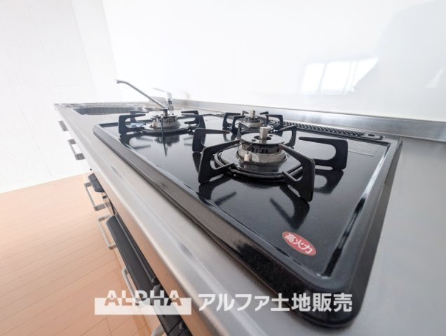ワイズユウラク立川弐番館のキッチン|【Gas range】
◆ガスレンジ◆お料理のあとはさっと拭くだけで綺麗になる。お手入れも簡単に、見た目も綺麗に。奥様の負担を軽減します。