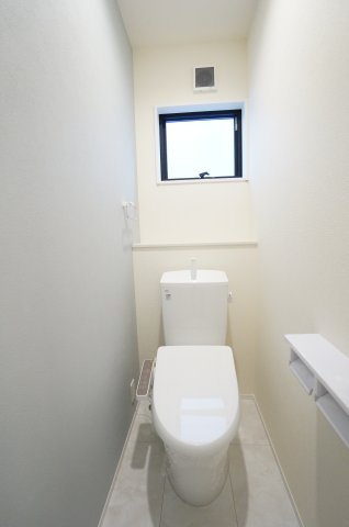 リーブルガーデン美浜町奥田儀路の平屋　1号棟のトイレ|2ヶ所あるトイレは、お掃除しやすい機能や工夫が満載。スッキリコンパクトなシャワートイレで温水洗浄便座で冬は暖かく快適です