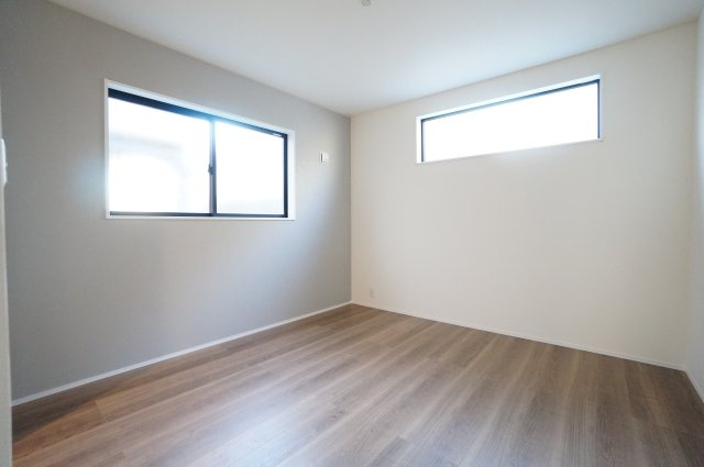 リーブルガーデン美浜町奥田儀路の平屋　1号棟の洋室|明るい光がさしこむ主寝室は6.5帖！大型ウォークインクローゼット収納つき！