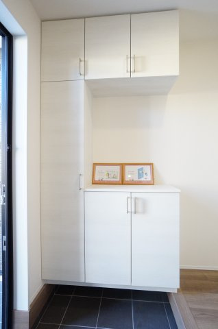 リーブルガーデン美浜町奥田儀路の平屋　1号棟の玄関|シューズボックスとシューズクロークがありベビーカーやゴルフバッグなどの収納に便利！