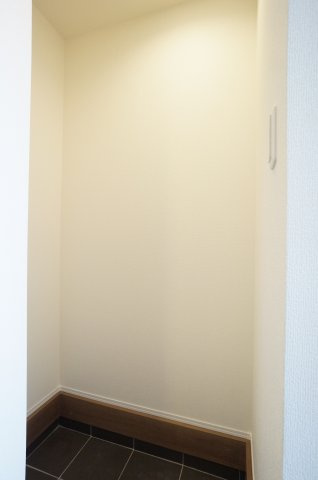 リーブルガーデン美浜町奥田儀路の平屋　1号棟の収納|玄関のシューズインクロークは可動棚付き！ベビーカーやゴルフバッグなどの大容量が収納出来ます♪