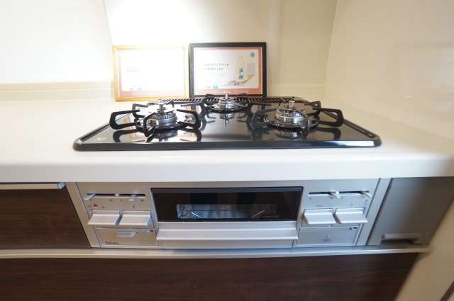 リーブルガーデン美浜町奥田儀路の平屋　1号棟の設備|３口ガスコンロ！！水なし片面焼きグリル！熱感知機能付で安心。お手入れも楽々！！