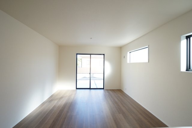 リーブルガーデン美浜町奥田儀路の平屋　1号棟の居間・リビング|16帖の日当たり良好なリビング♪