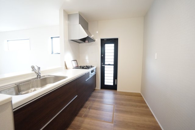 リーブルガーデン美浜町奥田儀路の平屋　1号棟のキッチン|機能的で使いやすいシステムキッチン♪対面式でリビングで過ごす家族を見守りながらお料理ができる♪