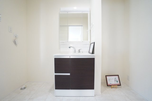 リーブルガーデン美浜町奥田儀路の平屋　1号棟の独立洗面台|シャワー付き洗面化粧台は、伸ばせる水栓で洗面台でのシャンプーや洗い物に便利な仕様。