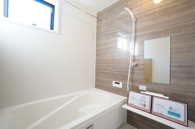 リーブルガーデン美浜町奥田儀路の平屋　1号棟の浴室|雨の日のお洗濯に大活躍な浴室乾燥機付！広々浴室1坪タイプで一日の疲れを癒すくつろぎのバスタイム♪