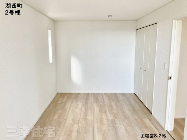 碧南市湖西町の寝室|主寝室8.2帖。屋根のあるバルコニーに面しています