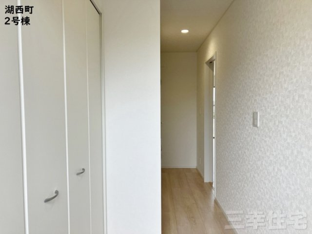 碧南市湖西町の玄関|白を基調とした落ちついた室内