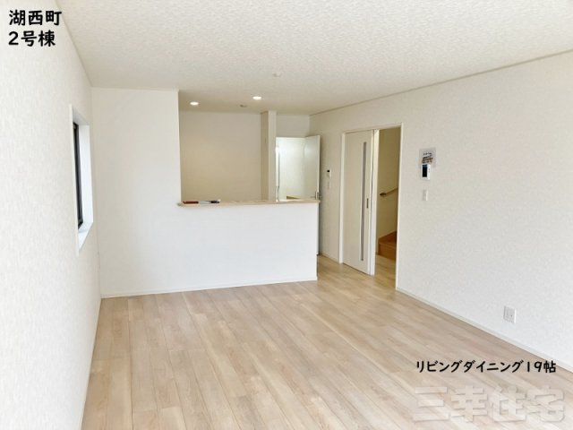 碧南市湖西町の居間・リビング|リビングはゆとりある空間で明るい陽射しが差込みます