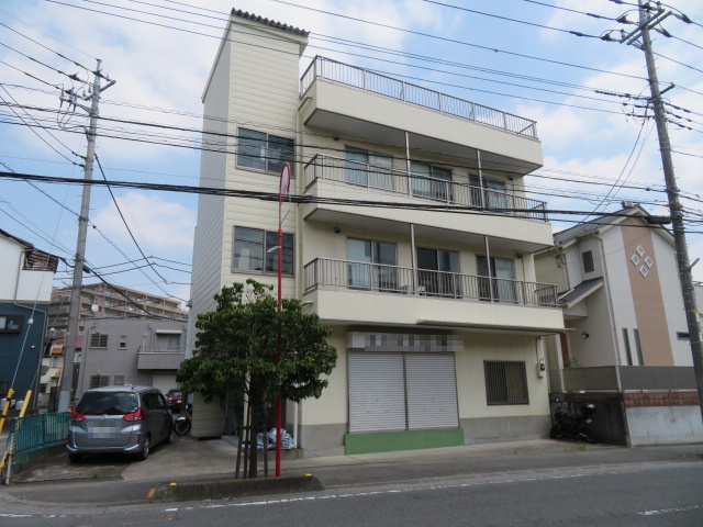 川口市大字新井宿のビルの外観