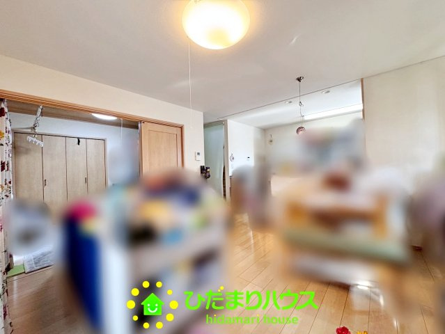 加須市北小浜　中古一戸建ての居間・リビング
