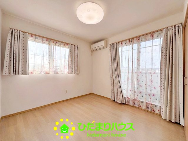 加須市北小浜　中古一戸建ての洋室