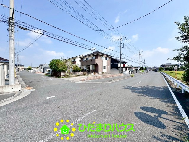 加須市北小浜　中古一戸建ての前面道路含む現地写真