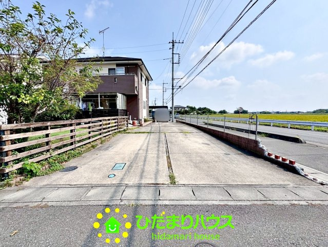 加須市北小浜　中古一戸建ての駐車場
