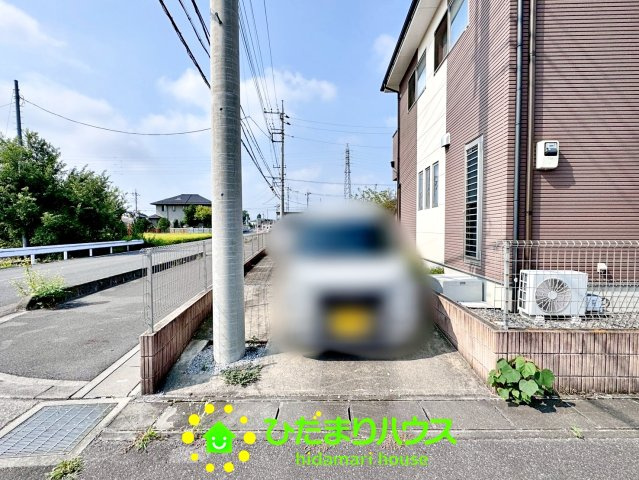 加須市北小浜　中古一戸建ての駐車場