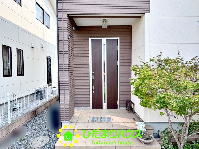 加須市北小浜　中古一戸建ての玄関