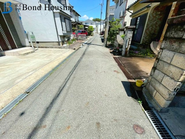 2017年築の築浅物件　リフォ予定　大久保町大窪　中古戸建の前面道路含む現地写真