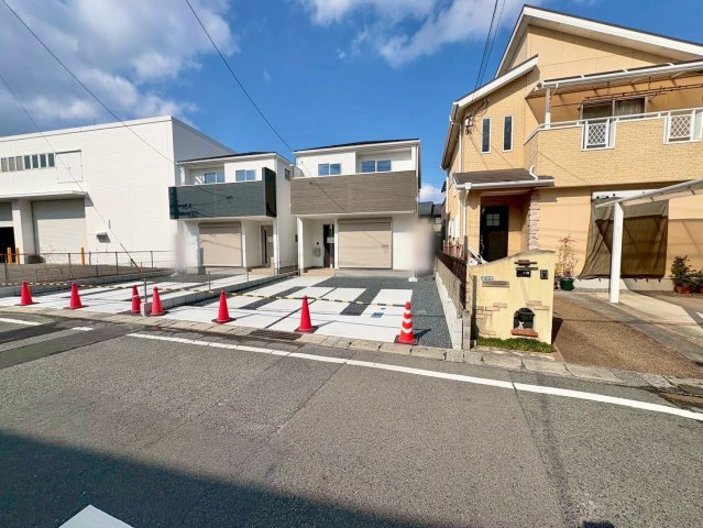 栗東市小柿2丁目2号棟　新築戸建ての前面道路含む現地写真