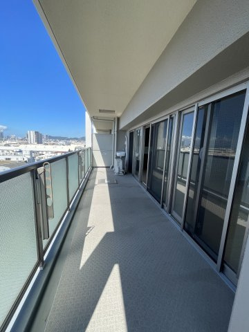 ◆リビング広々２２帖以上◆東南向きの角部屋◆高層階◆インプレストエクリュのバルコニー|バルコニー