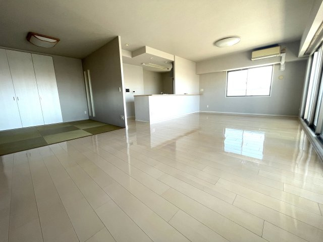 ◆リビング広々２２帖以上◆東南向きの角部屋◆高層階◆インプレストエクリュの居間・リビング|リビング