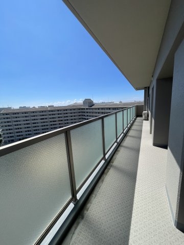 ◆リビング広々２２帖以上◆東南向きの角部屋◆高層階◆インプレストエクリュのバルコニー|バルコニー