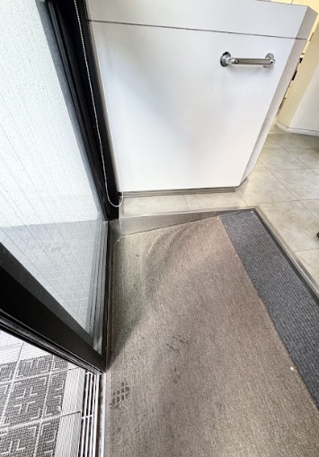 瀧野ビルの玄関|バリアフリー仕様