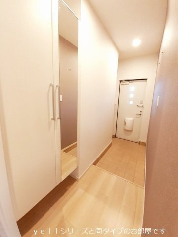 ウィステリア・エフの玄関