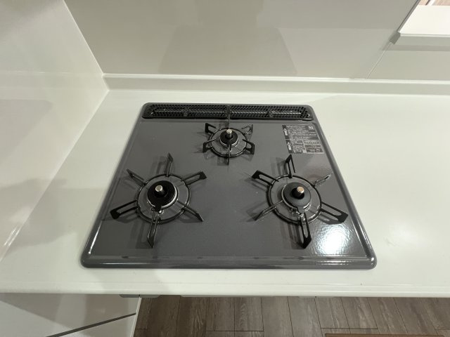 昭島市宮沢町3丁目　新築戸建全3棟のキッチン|三口ガスコンロ