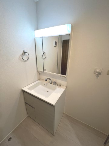 昭島市宮沢町3丁目　新築戸建全3棟の独立洗面台|身だしなみを整えやすく、収納たっぷりの三面鏡付洗面化粧台☆