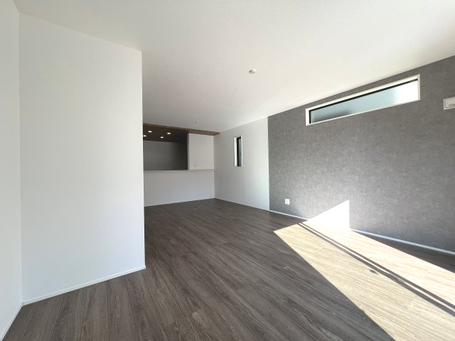 昭島市宮沢町3丁目　新築戸建全3棟の居間・リビング|アクセントクロスがおしゃれなリビングです♪
