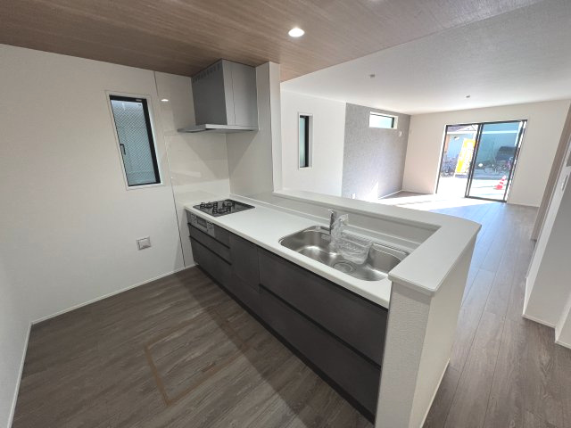 昭島市宮沢町3丁目　新築戸建全3棟のキッチン|料理をしながらでもご家族との会話を楽しめる対面キッチン