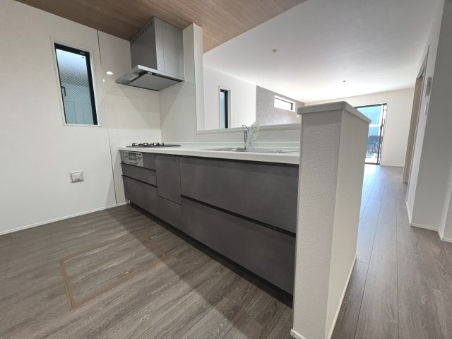 昭島市宮沢町3丁目　新築戸建全3棟の居間・リビング|収納たっぷりのシステムキッチン☆