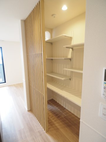 【内装】 | オカバ世田谷深沢ヘーベルメゾン | 猫さんのための専用ルーム完備！小窓が興味をそそります（by猫）