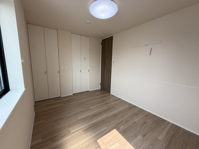 【洋室】 | オカバ世田谷深沢ヘーベルメゾン | 各居室、腰高に仕切りをもたせて猫さんの爪とぎに対応してます。