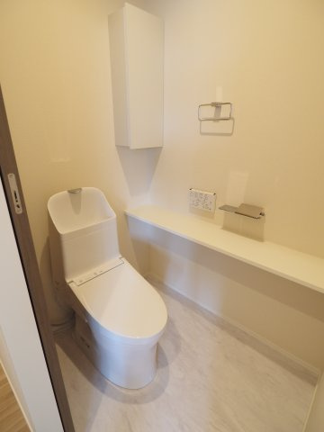 【トイレ】 | オカバ世田谷深沢ヘーベルメゾン | 飾ってよし収納してよし、サイドの棚がさりげなく便利！