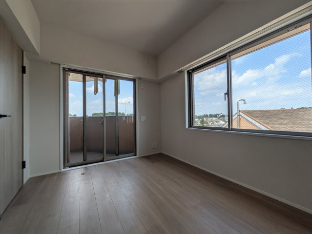 ３方向に窓の角部屋！リノベの４LDKはココ！【ナイスアーバンステイツ三ツ境】の洋室|落ち着いた色調の洋室です