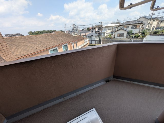 ３方向に窓の角部屋！リノベの４LDKはココ！【ナイスアーバンステイツ三ツ境】のバルコニー|広々としたバルコニーです