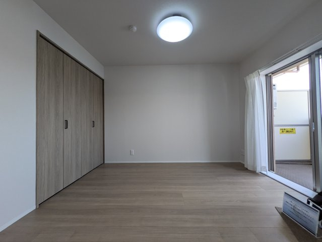 ３方向に窓の角部屋！リノベの４LDKはココ！【ナイスアーバンステイツ三ツ境】の洋室|広々とした洋室です