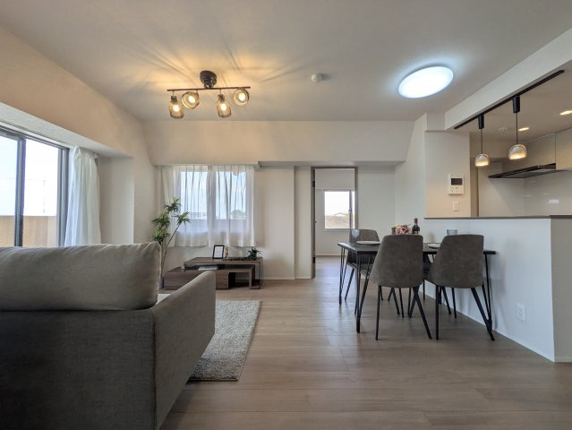 ３方向に窓の角部屋！リノベの４LDKはココ！【ナイスアーバンステイツ三ツ境】の居間・リビング|ゆったりとした居間です