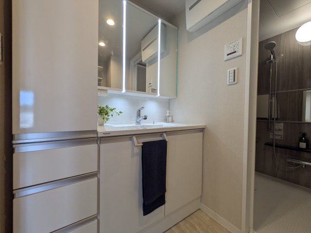 ３方向に窓の角部屋！リノベの４LDKはココ！【ナイスアーバンステイツ三ツ境】の洗面所|洗面所です