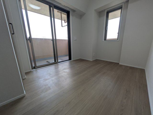 ３方向に窓の角部屋！リノベの４LDKはココ！【ナイスアーバンステイツ三ツ境】の洋室|落ち着いた色調の洋室です