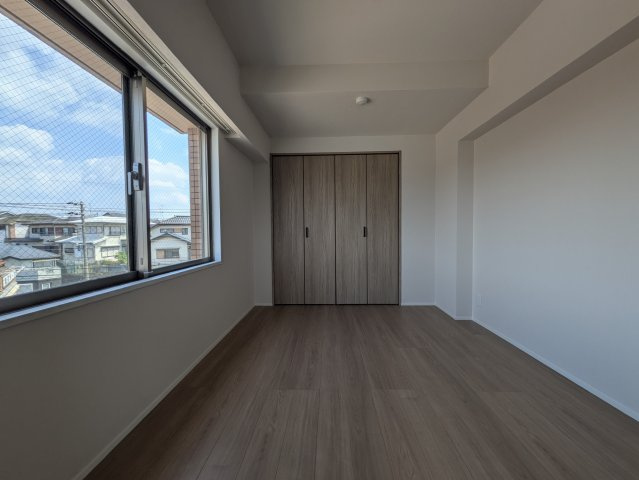 ３方向に窓の角部屋！リノベの４LDKはココ！【ナイスアーバンステイツ三ツ境】の洋室|落ち着いた色調の洋室です