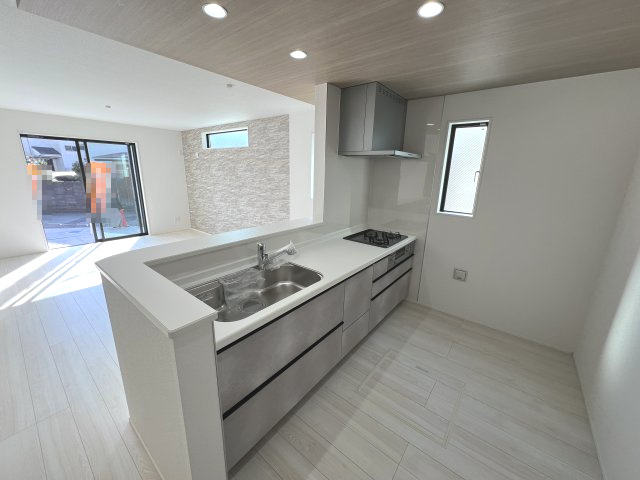 昭島市宮沢町3丁目　新築戸建全3棟のキッチン|料理をしながらでもご家族との会話を楽しめる対面キッチン