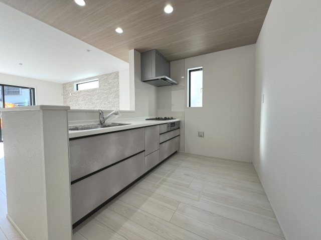 昭島市宮沢町3丁目　新築戸建全3棟のキッチン|キッチンスペースは家族並んで料理してもゆとりのある広さです。