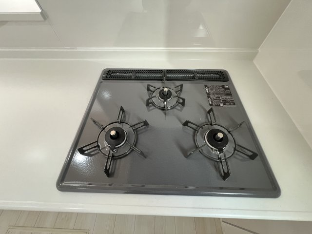 昭島市宮沢町3丁目　新築戸建全3棟のキッチン|三口ガスコンロ