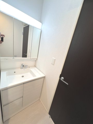 昭島市宮沢町3丁目　新築戸建全3棟の独立洗面台|身だしなみを整えやすく、収納たっぷりの三面鏡付洗面化粧台☆