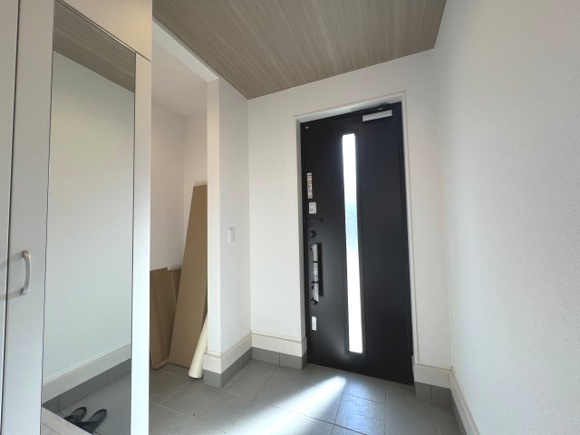 昭島市宮沢町3丁目　新築戸建全3棟の玄関|シューズインクローク付きの玄関♪